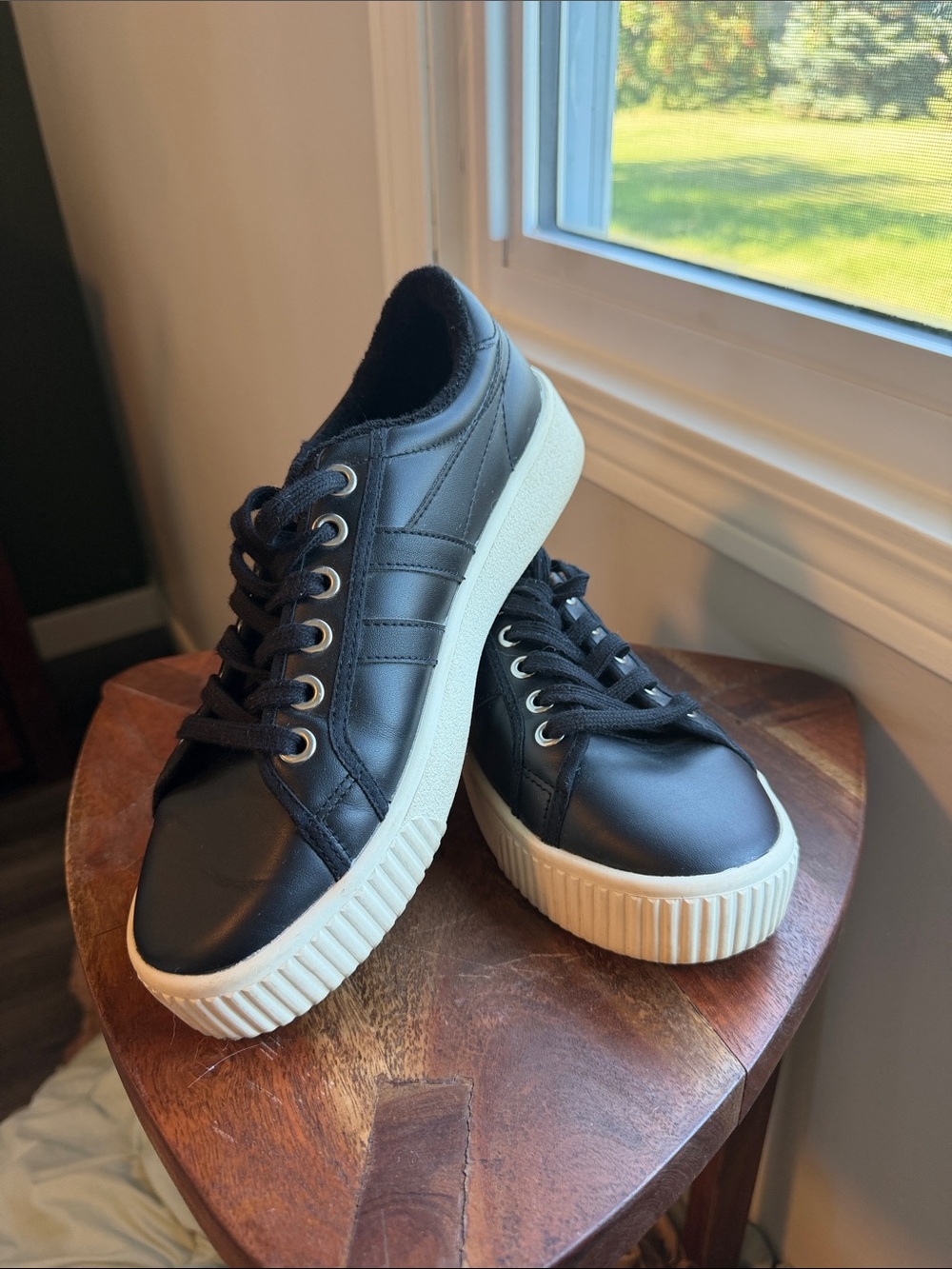 Gola Women’s Black Leather Sneakers Size 10
